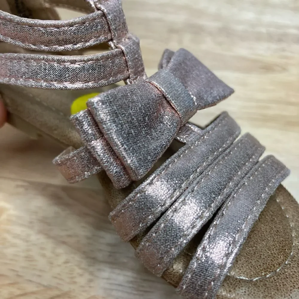 Tahari Baby ‘Skylar’ Gladiator Style Sandal, Metallic Rose Gold Toddler Size 5